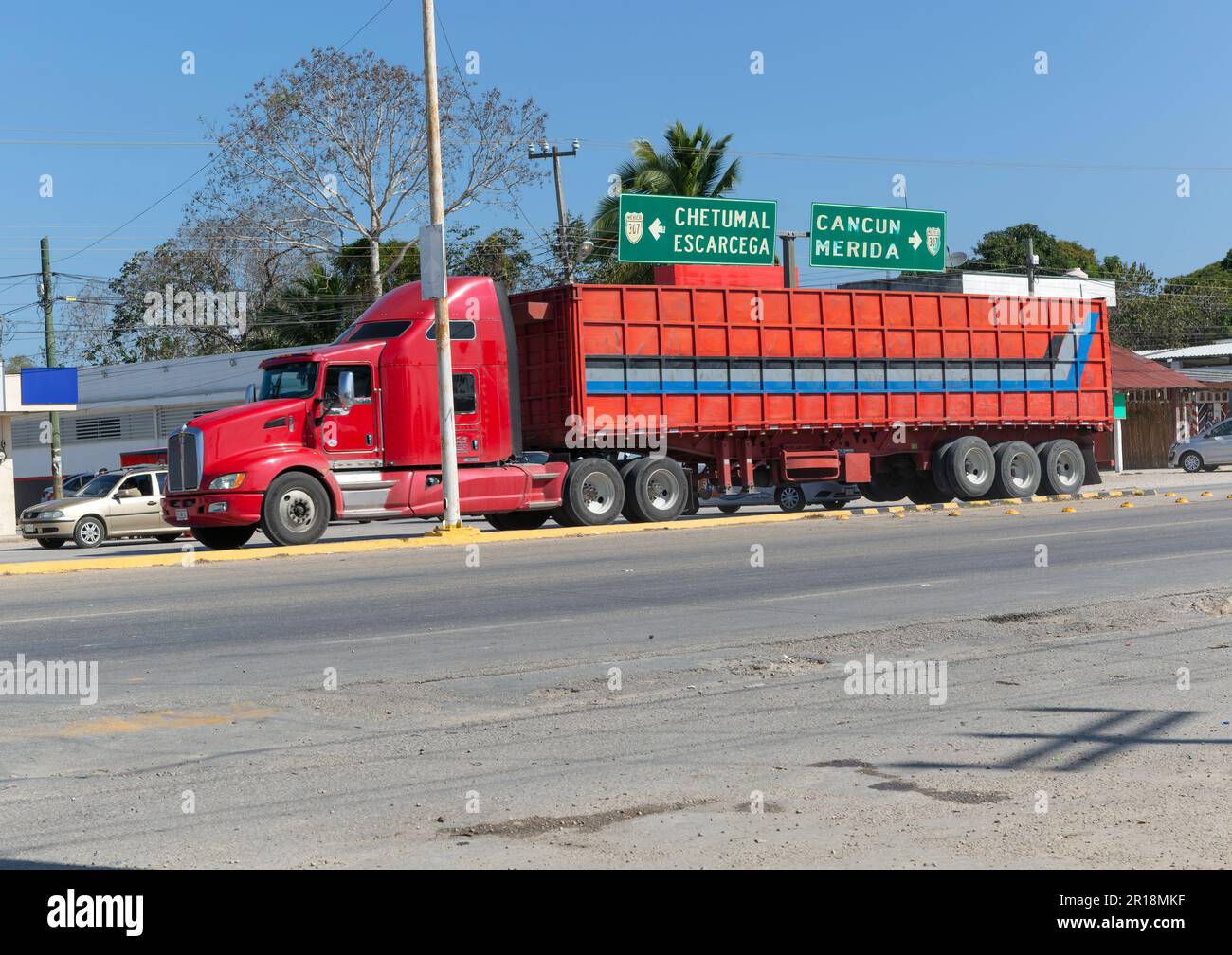 Véhicules circulation routière sur l'autoroute 307, Bacalar, Quintana Roo, Mexique passant le panneau de signalisation Banque D'Images Véhicules circulation routière sur l'autoroute 307, Bacalar, Quintana Roo, Mexique passant le panneau de signalisation Banque D'Images