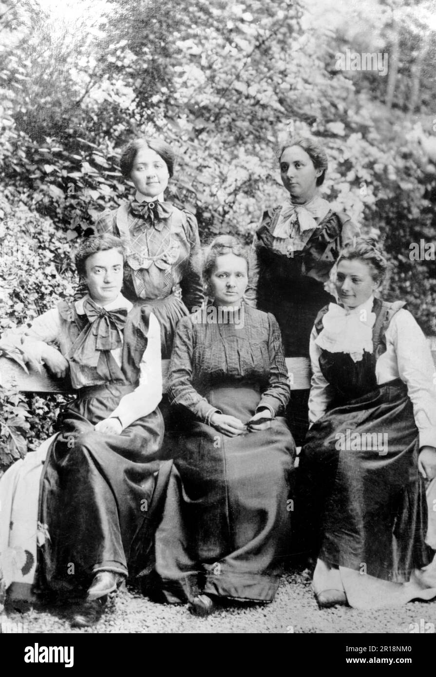 Marie Curie Maria Sklodowska Prix Nobel de physique avec quatre étudiants Banque D'Images