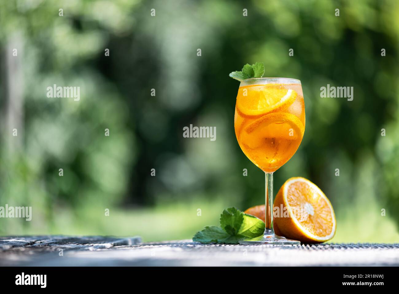 Apéritif Spritz Aperitivo cocktail d'été dans un verre original avec des oranges et une brindille de menthe sur fond de table en bois. Photographie de nourriture et de boissons Banque D'Images