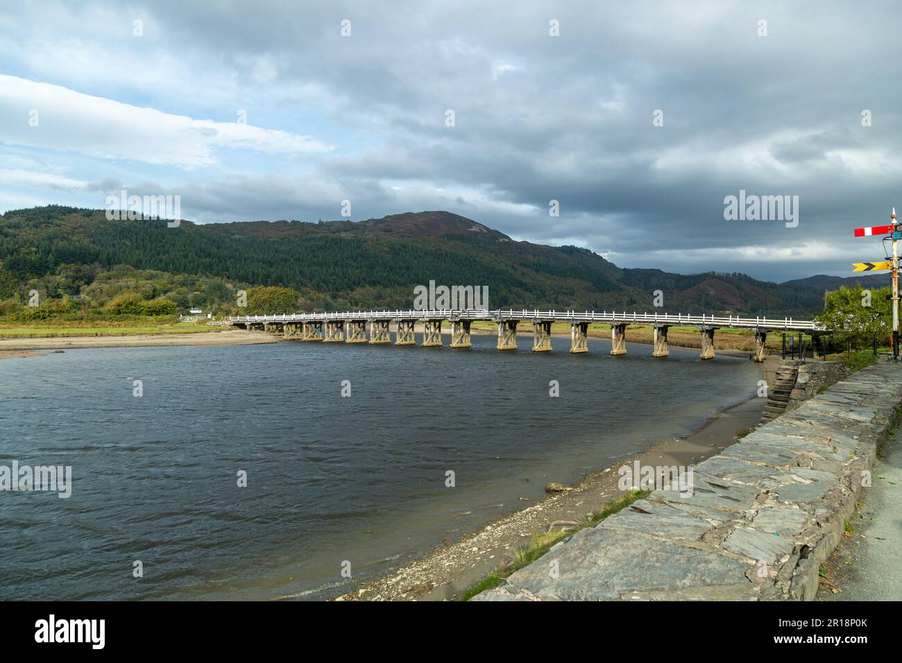 Le pont à péage de Penmaenpool est un pont à péage en bois construit en 1879 pour remplacer un passage en ferry Banque D'Images