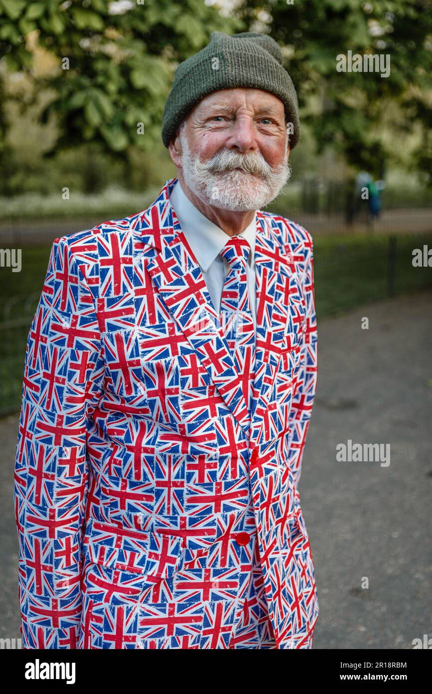 Un superfine royal âgé vêtu d'un costume de Jack Union sur le Mall à la veille du couronnement du roi Charles. Banque D'Images