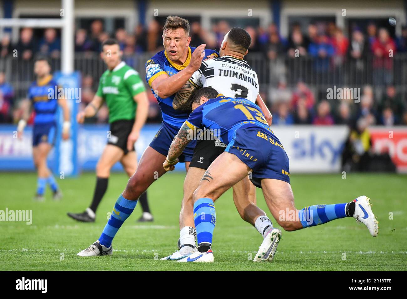 Wakefield, Angleterre - 11th mai 2023 - le Jai Whitbread et le Jay Pitts de Wakefield Trinity s'attaquent à Carlos Tuimavave du Hull FC. Rugby League Betfred Super League Round 12, Wakefield Trinity vs Hull FC au stade BE Well support, Wakefield, Royaume-Uni Banque D'Images