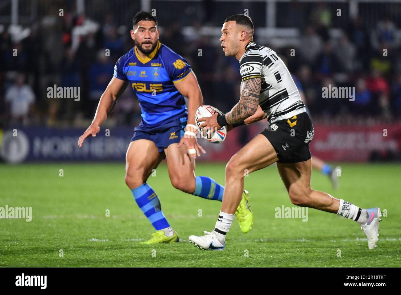 Wakefield, Angleterre - le 11th mai 2023 - Carlos Tuimavave, du FC Hull, élude Kelepi Tanginoa, de la Trinité de Wakefield. Rugby League Betfred Super League Round 12, Wakefield Trinity vs Hull FC au stade BE Well support, Wakefield, Royaume-Uni Banque D'Images