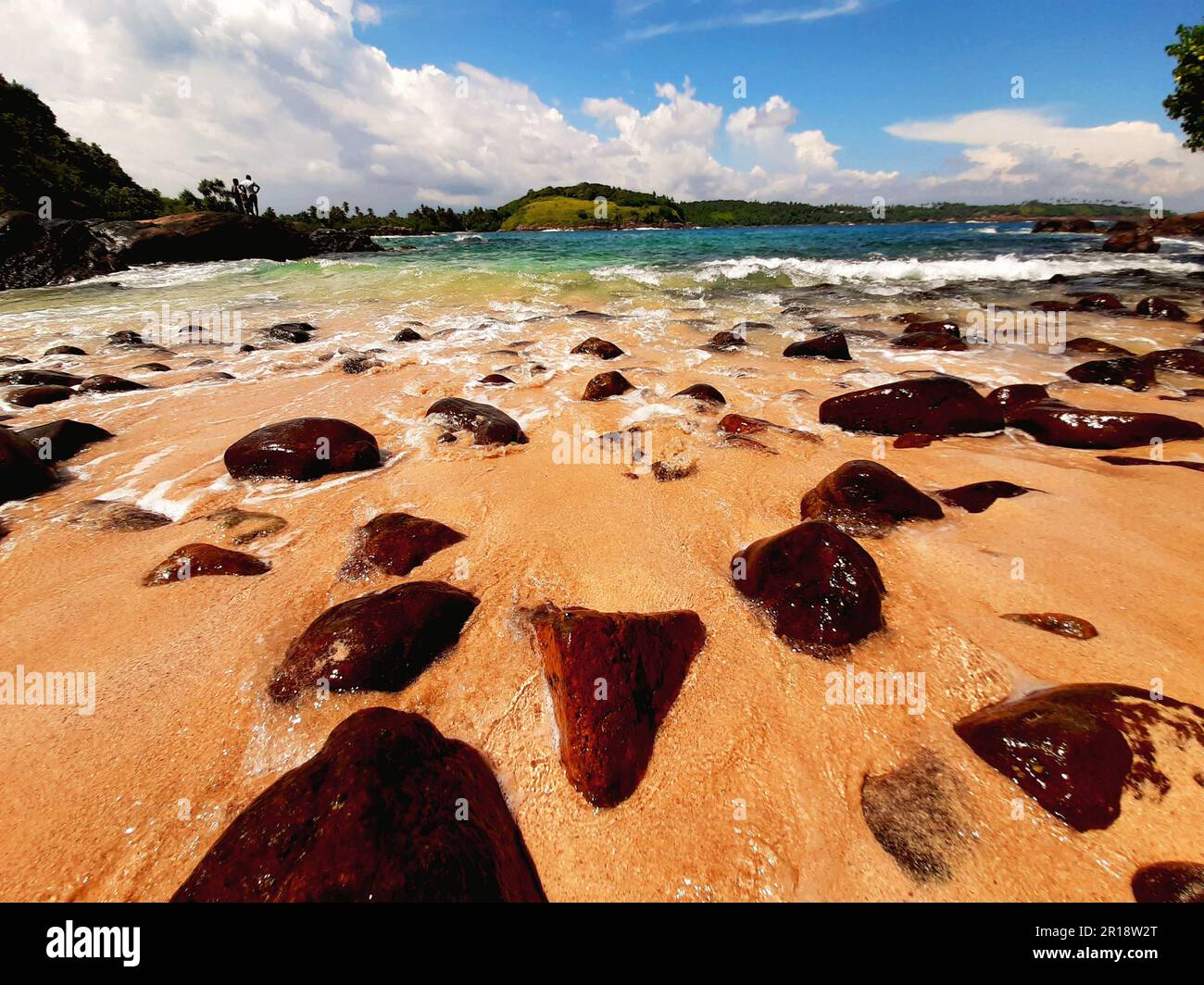 Rochers sur la plage de sable tropical. Magnifique paysage de plage avec vue sur la mer Banque D'Images