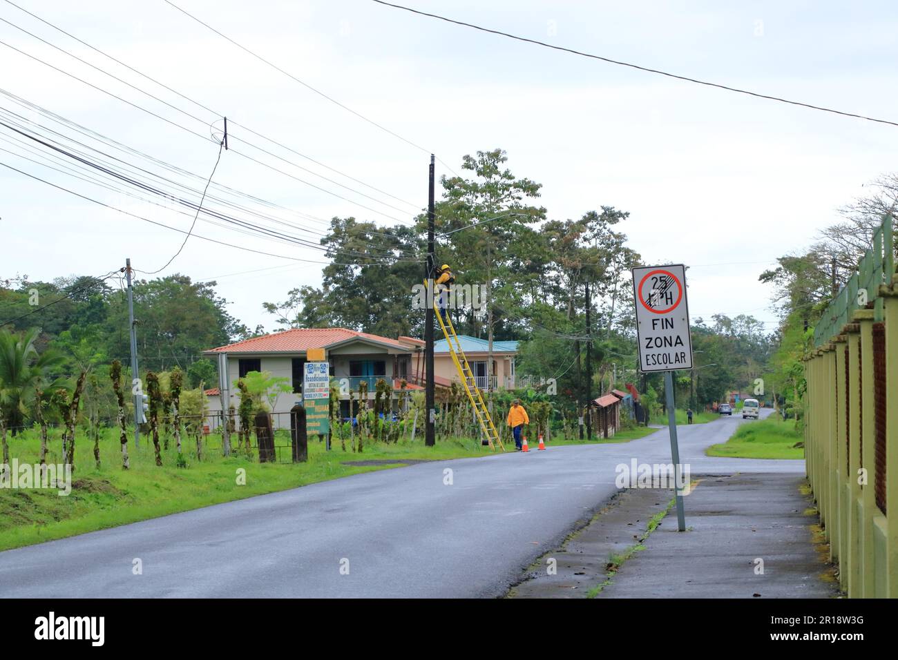 7 mars 2023 - la Fortuna au Costa Rica: Rue principale avec voitures ...