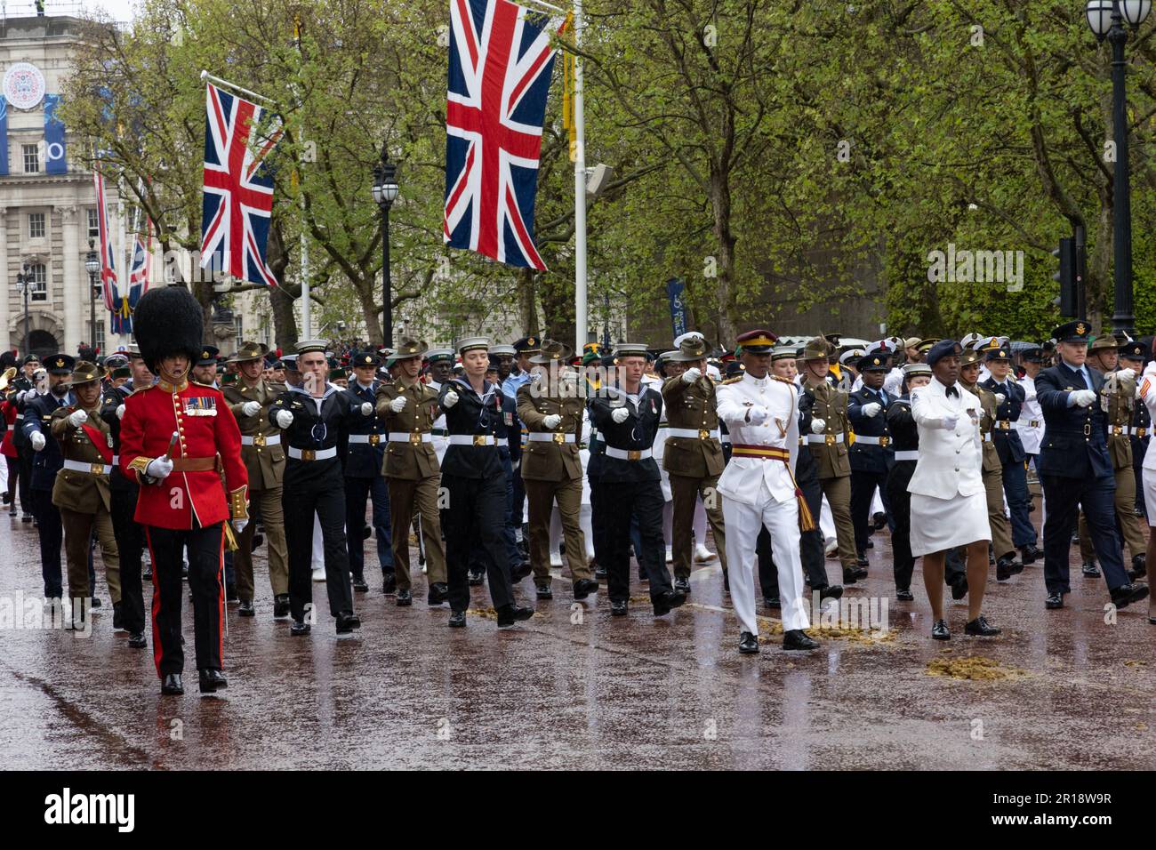Membres des forces armées défilant le long du Mall à Londres lors du couronnement du roi Charles à Londres, Royaume-Uni le 6 mai 2023, Banque D'Images