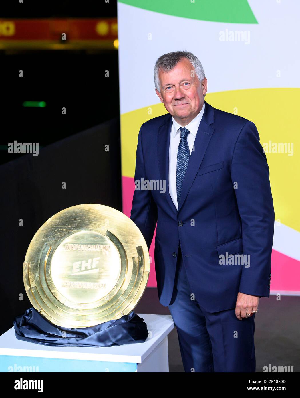 Michael WIEDERER (Président EHF) avec le nouveau trophée EM, handball, tirage au sort pour le Championnat d'Europe 2024, sur 10 mai 2023 à Düsseldorf/Allemagne. Banque D'Images
