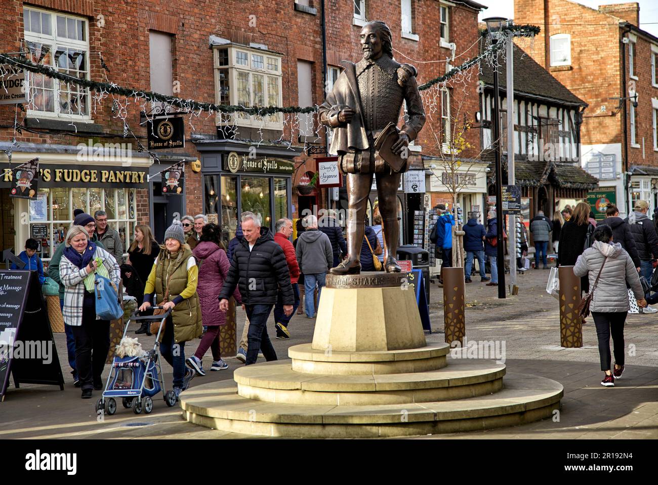 Stratford upon Avon, statue. Statue de William Shakespeare Stratford upon Avon dans Henley Street. Angleterre Royaume-Uni Banque D'Images