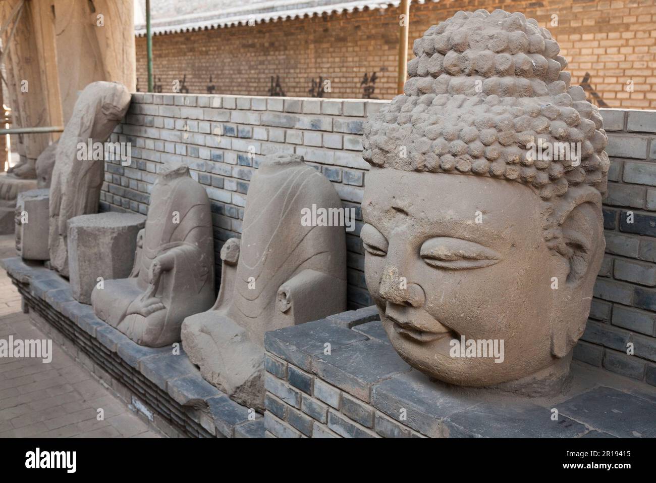 Statue de Bouddha (près des sculptures de divinités / Dieux / statue de Dieu figure dans le taoïsme) exposée au temple taoïste de Qingxuguan dans la ville antique de Pingyao, Jinzhong, Shanxi, RPC. Chine. (125) Banque D'Images