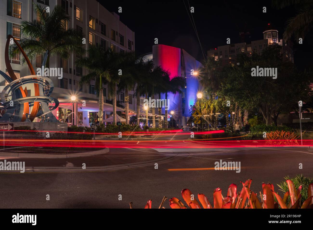 Sarasota, FL, US-10 avril 2023 : intersection colorée la nuit dans le quartier des divertissements du centre-ville avec des sentiers de lumière rouge. Banque D'Images