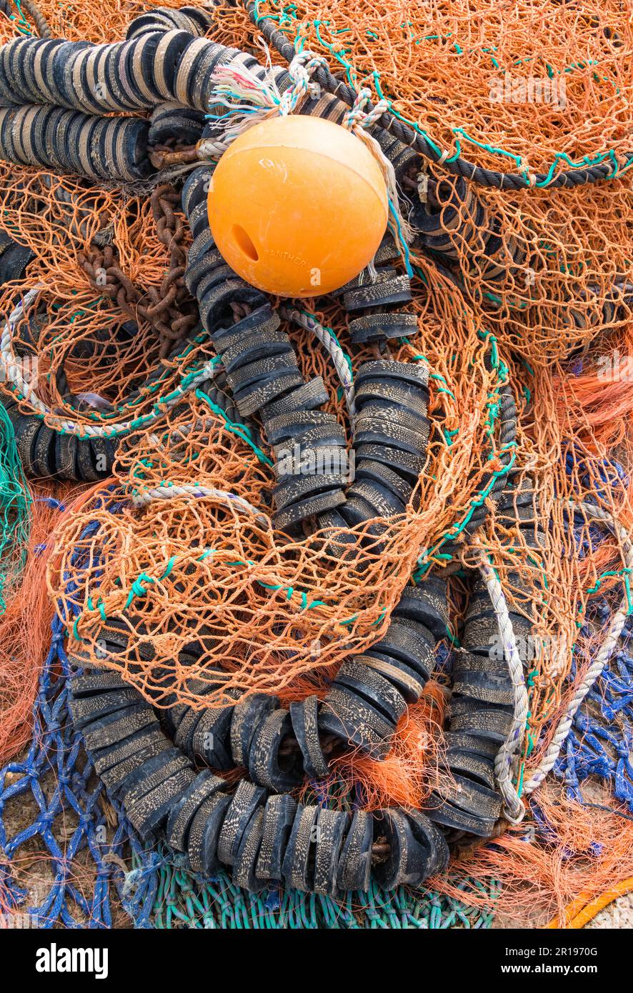 Filet de pêche coloré et bouée dans le port de Whitstable, Kent, Angleterre Banque D'Images