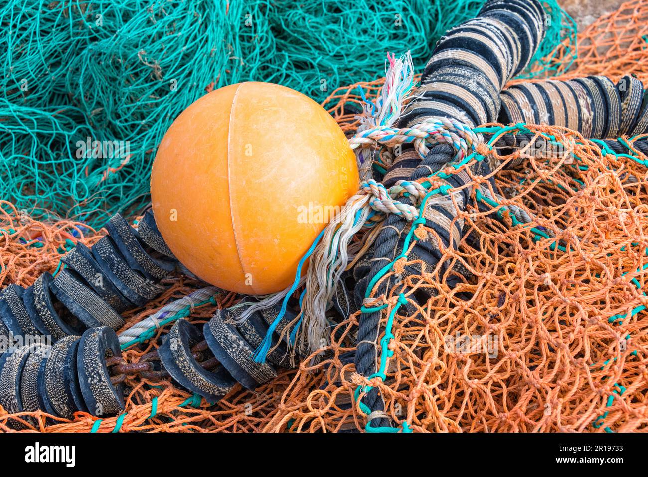 Filet de pêche coloré et bouée dans le port de Whitstable, Kent, Angleterre Banque D'Images