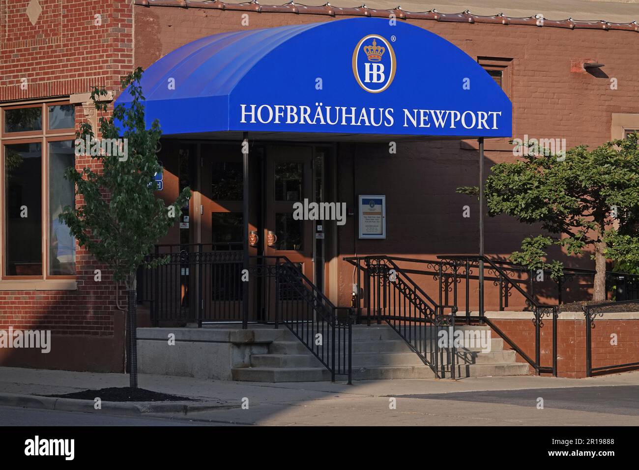 Newport, Kentucky / Etats-Unis - 8 juillet 2017 : l'entrée de la brasserie et du restaurant Hofbrauhaus Newport est visible pendant la journée. Banque D'Images