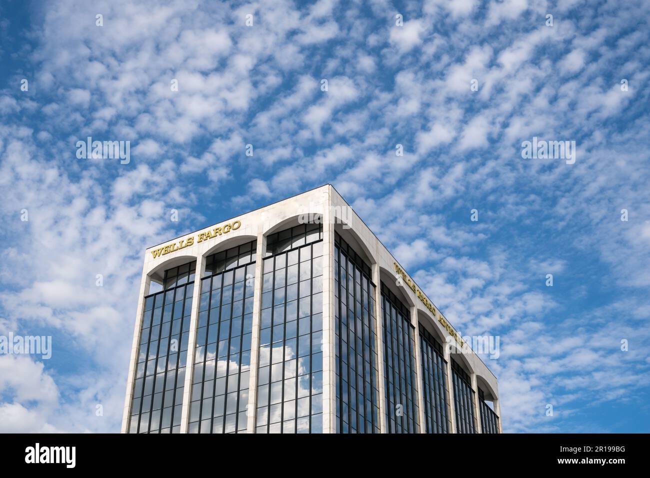 Sarasota, FL, US-22 avril 2023: Wells Fargo Bank bâtiment élevé contre ciel spectaculaire avec espace de copie. Banque D'Images