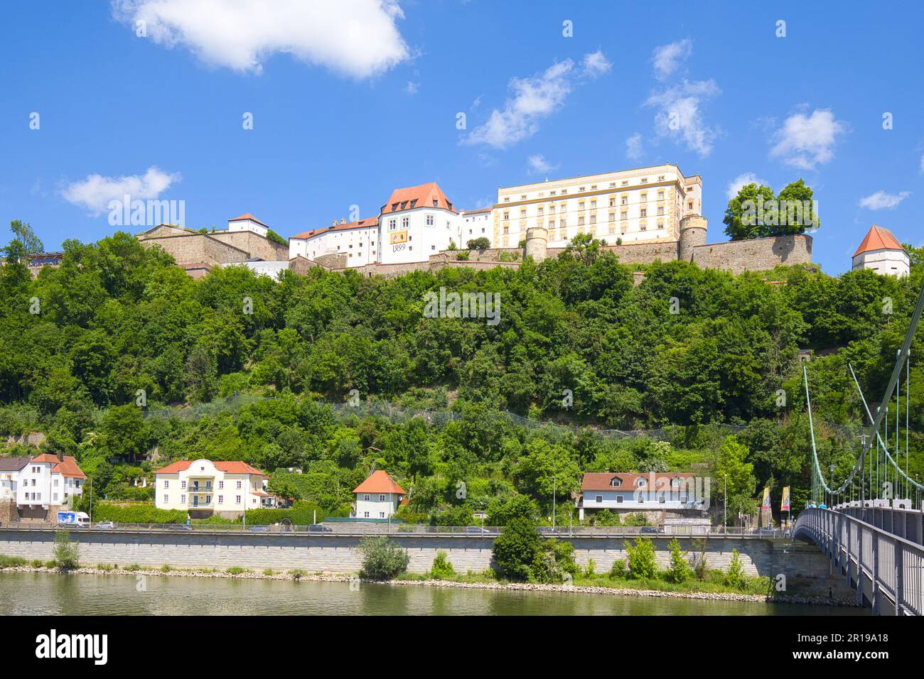 Passau, Bavière, Allemagne - 30 mai 2022: Vue de Römerplatz sur le Danube jusqu'à la forteresse Veste Oberhaus. Banque D'Images