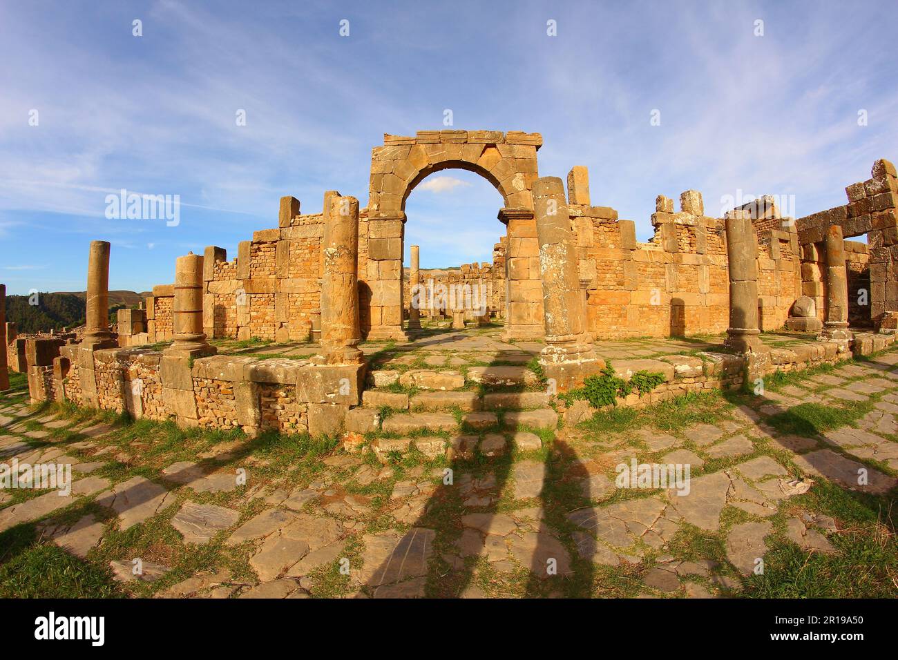 Ruines romaines de Djemila, Algérie. Marché en soirée. Banque D'Images