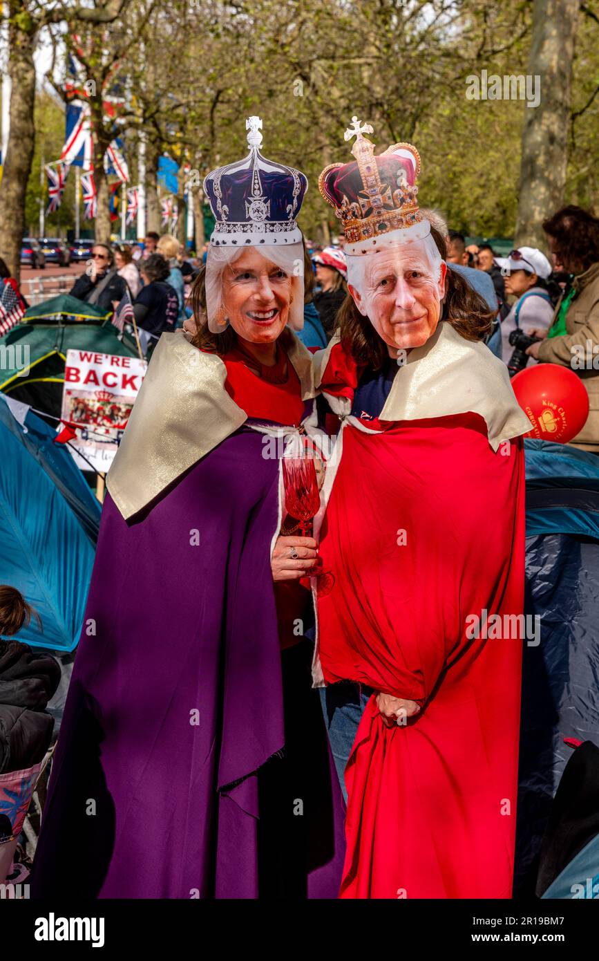 Les gens campent sur le Mall pour regarder la procession du roi le jour avant le couronnement du roi Charles III, Londres, Royaume-Uni. Banque D'Images