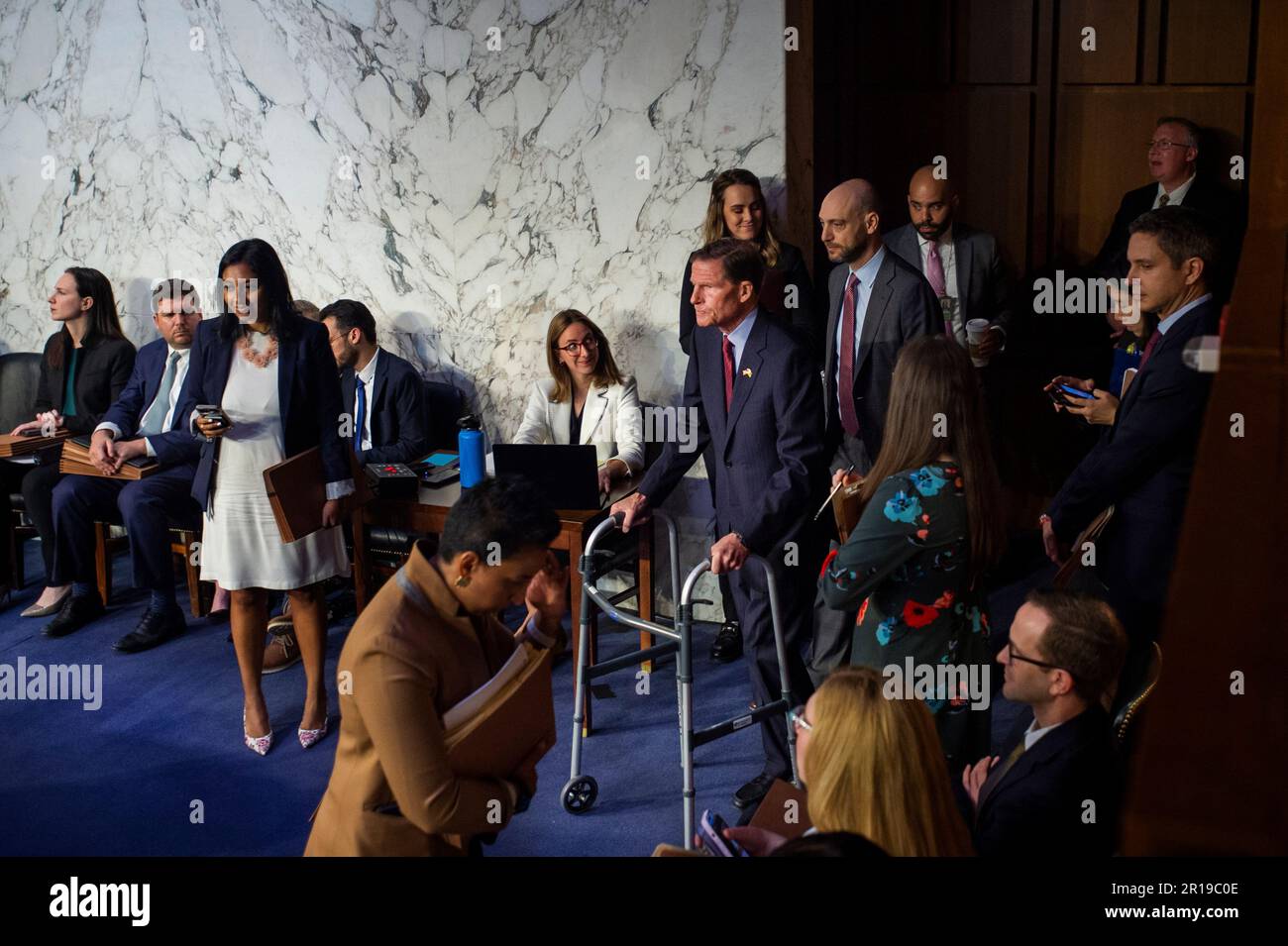 Avec l'aide d'un marcheur, le sénateur américain Richard Blumenthal (démocrate du Connecticut) arrive au Sénat car elle est aidée d'un fauteuil roulant pour une réunion d'affaires de la Commission du Sénat sur la magistrature dans le bâtiment Hart du Sénat à Washington, DC, jeudi, 11 mai 2023. Crédit: Rod Lamkey / CNP/Sipa USA Banque D'Images