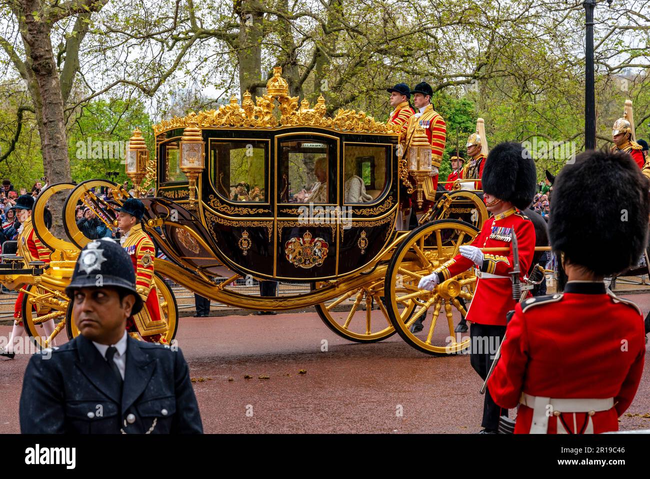 King Charles III et Camilla Queen Consort Voyage dans l'autocar d'état de jubilé de diamant à l'abbaye de Westminster pour le Kings Coronation, Londres, Royaume-Uni. Banque D'Images
