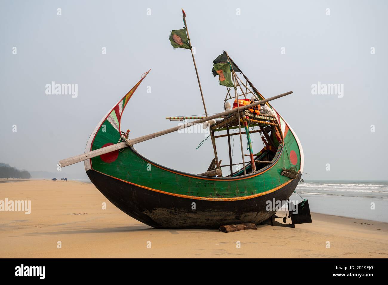 Bateau de pêche unique en forme de lune que l'on ne trouve qu'à Cox's Bazar au Bangladesh - qui abrite la plus longue plage de sable du monde. Banque D'Images