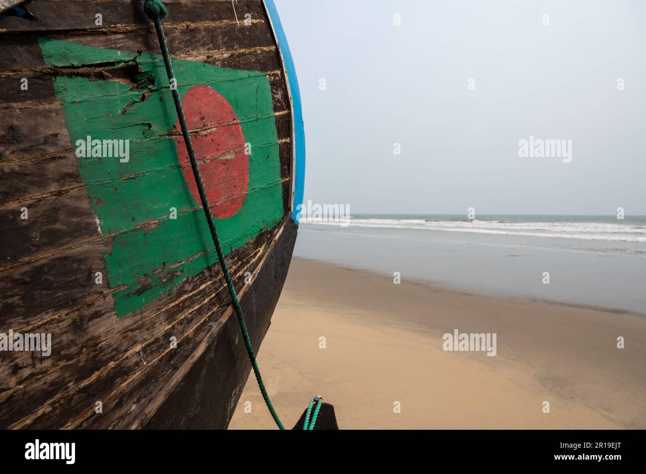 Bateau de pêche unique en forme de lune que l'on ne trouve qu'à Cox's Bazar au Bangladesh - qui abrite la plus longue plage de sable du monde. Banque D'Images