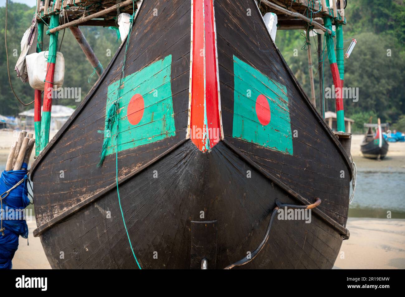 Bateau de pêche unique en forme de lune que l'on ne trouve qu'à Cox's Bazar au Bangladesh - qui abrite la plus longue plage de sable du monde. Banque D'Images