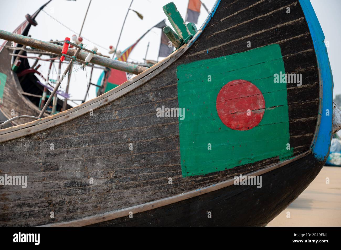 Bateau de pêche unique en forme de lune que l'on ne trouve qu'à Cox's Bazar au Bangladesh - qui abrite la plus longue plage de sable du monde. Banque D'Images