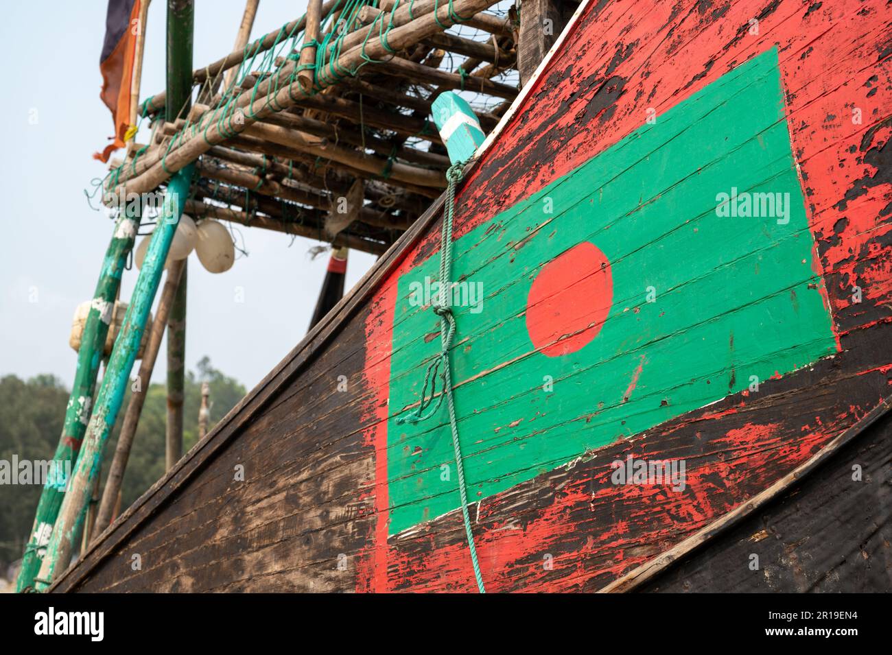 Bateau de pêche unique en forme de lune que l'on ne trouve qu'à Cox's Bazar au Bangladesh - qui abrite la plus longue plage de sable du monde. Banque D'Images