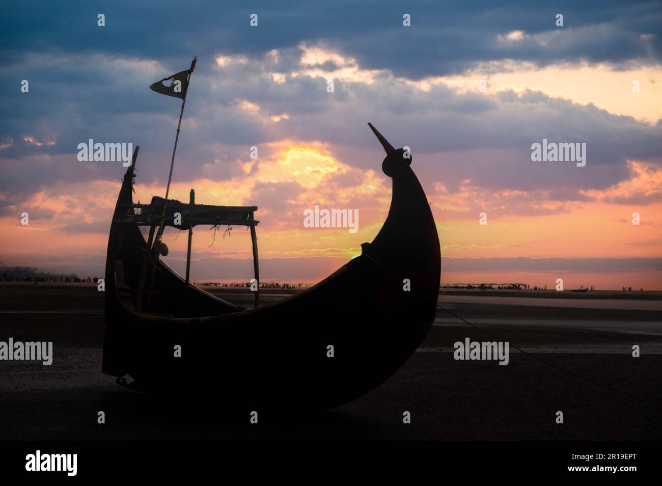 Bateau de pêche unique en forme de lune que l'on ne trouve qu'à Cox's Bazar au Bangladesh - qui abrite la plus longue plage de sable du monde. Banque D'Images