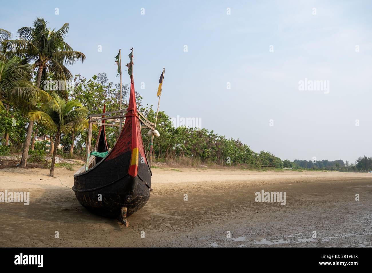 Bateau de pêche unique en forme de lune que l'on ne trouve qu'à Cox's Bazar au Bangladesh - qui abrite la plus longue plage de sable du monde. Banque D'Images