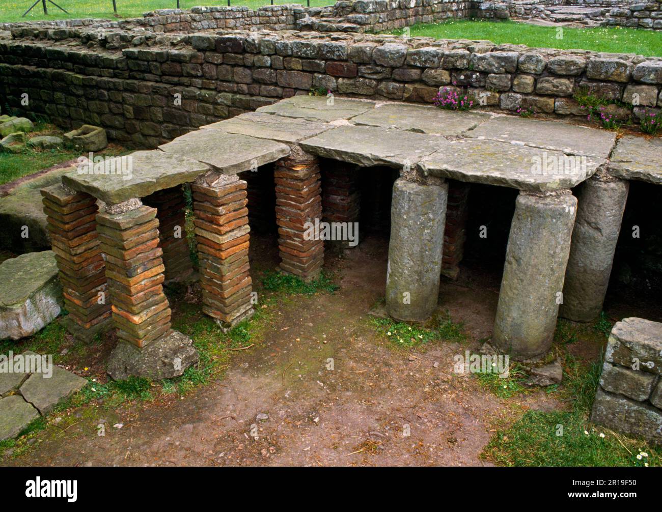 Vestiges d'un hypocalt (système de chauffage au sol) dans la salle de bains de la maison du commandant à l'intérieur du fort romain de Chesters, mur d'Hadrien, Angleterre, Royaume-Uni Banque D'Images