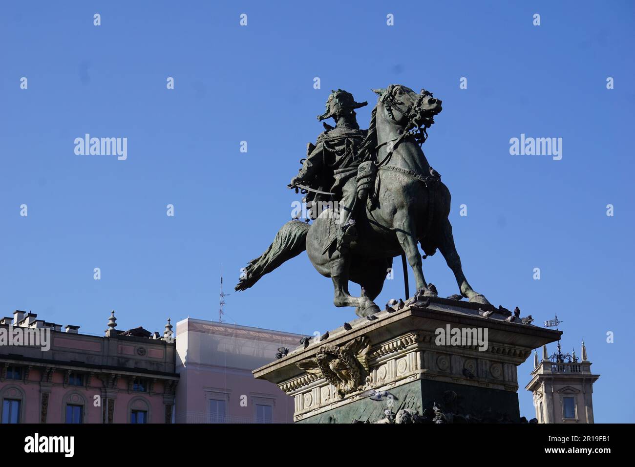 Une statue avec un ciel bleu en arrière-plan à Milan Banque D'Images
