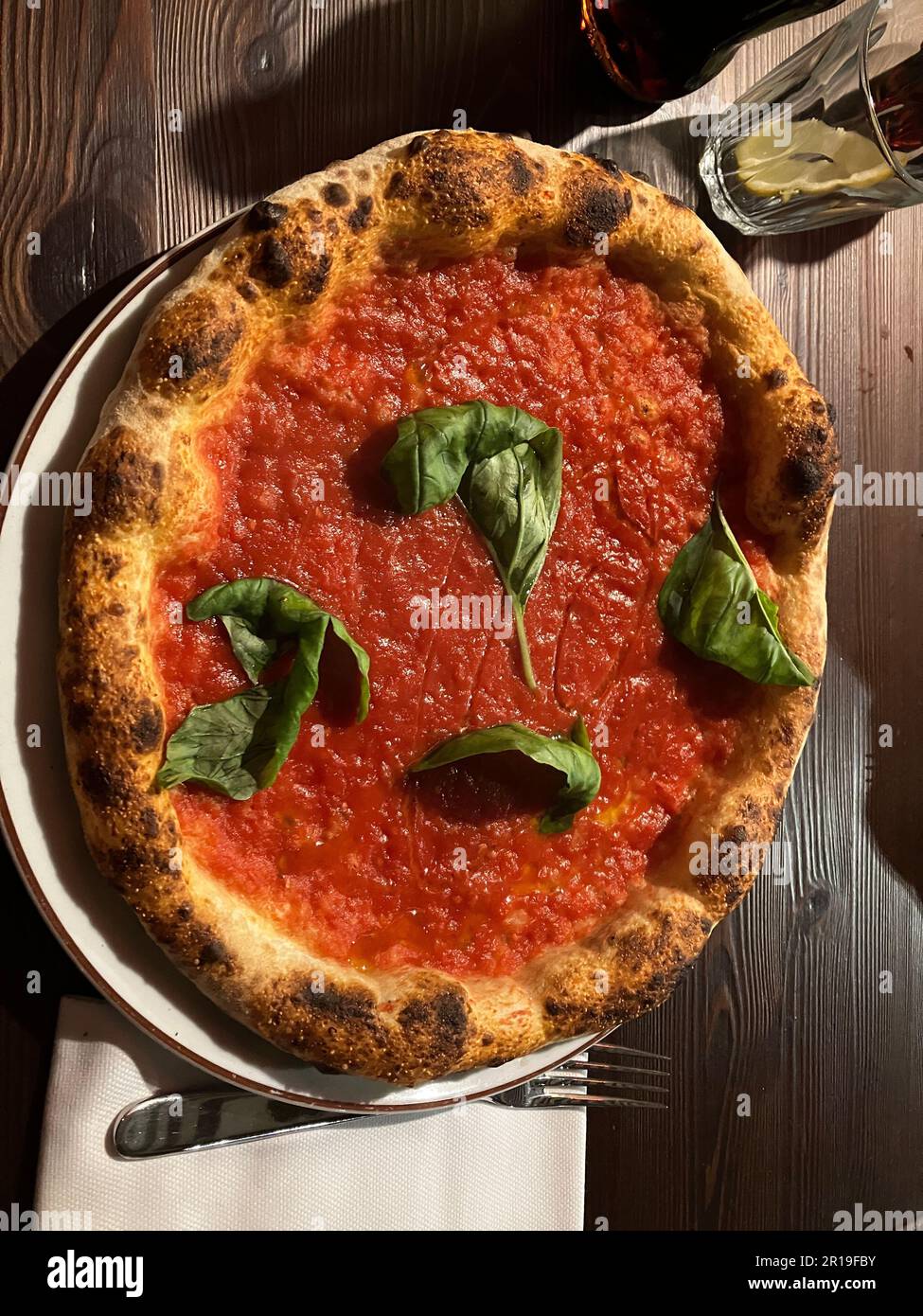 Pizza savoureuse dans un restaurant à Milan Banque D'Images