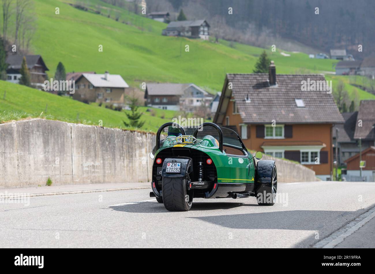 Un roadster vert à trois roues dans le village de Gams. Banque D'Images