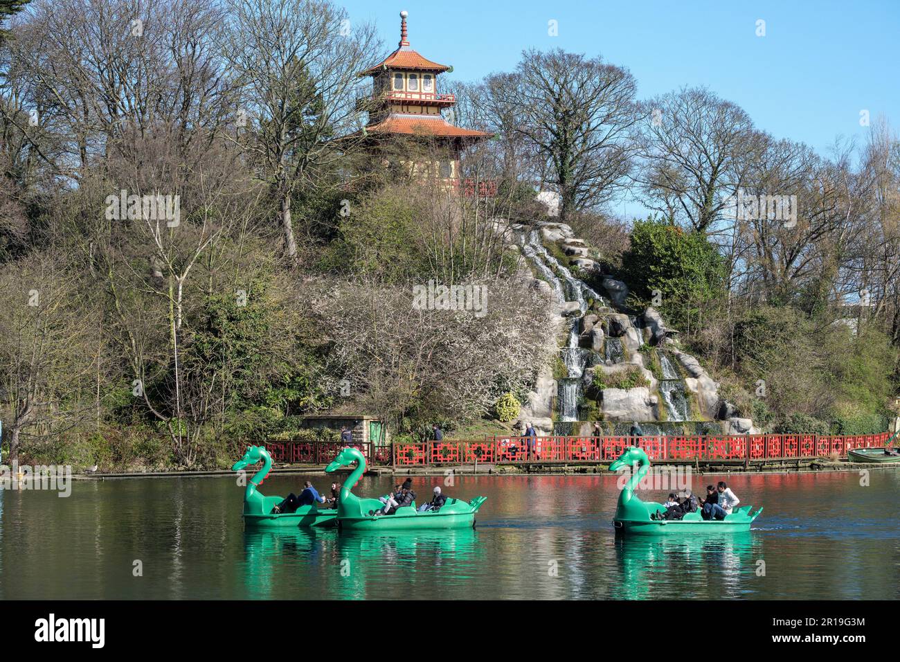 La pagode et le dragon pedalos sur le lac à Peasholm Park, Scarborough, Yorkshire Banque D'Images