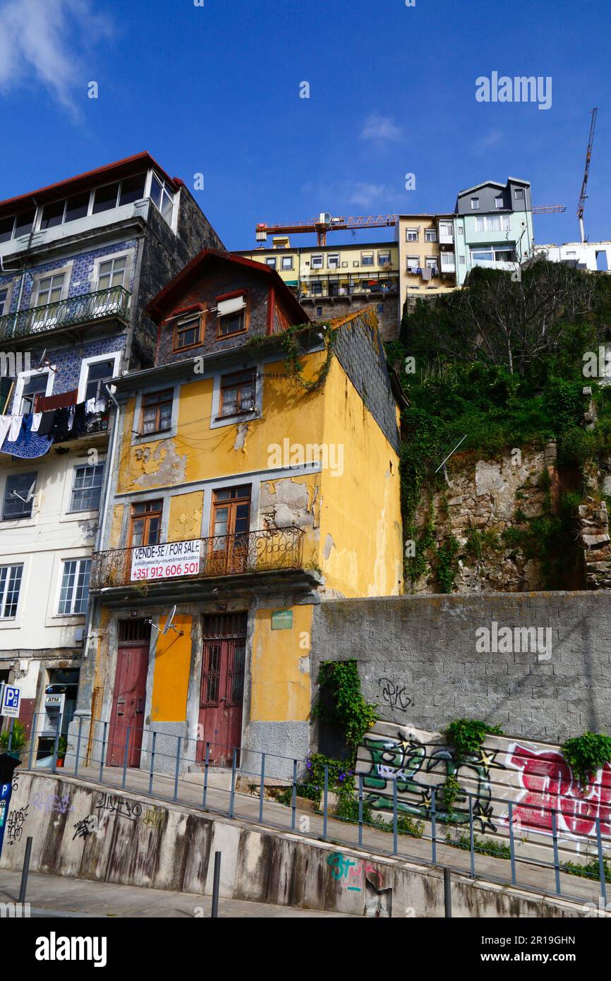 A vendre signe sur le balcon de l'immeuble historique d'appartements sur AV Gustavo Eiffel rue front de mer, quartier de Ribeira, Porto / Porto, Portugal Banque D'Images