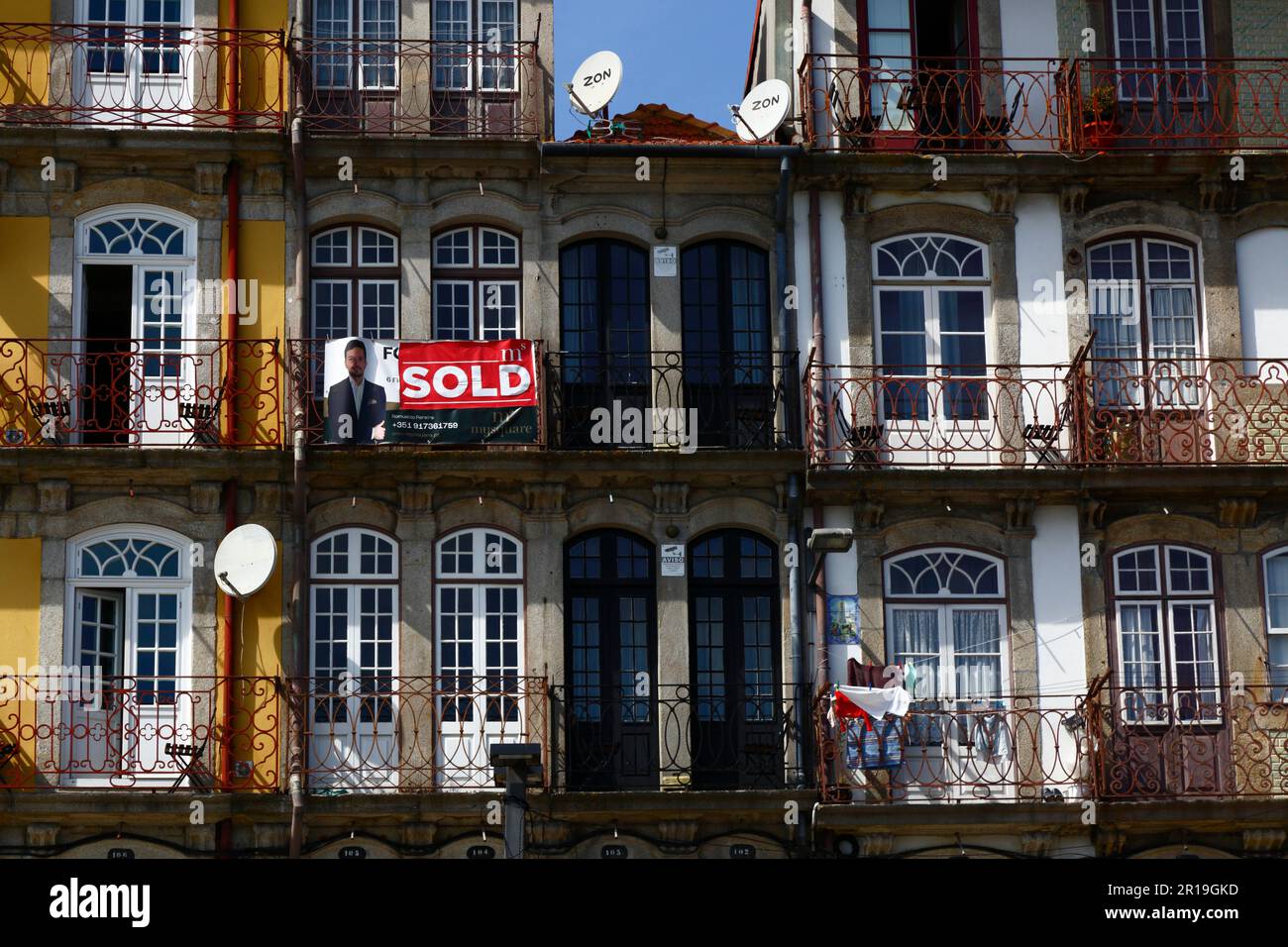 Signe vendu sur le balcon de l'immeuble historique d'appartements sur le front de mer du quartier de Ribeira, Porto / Porto, Portugal Banque D'Images