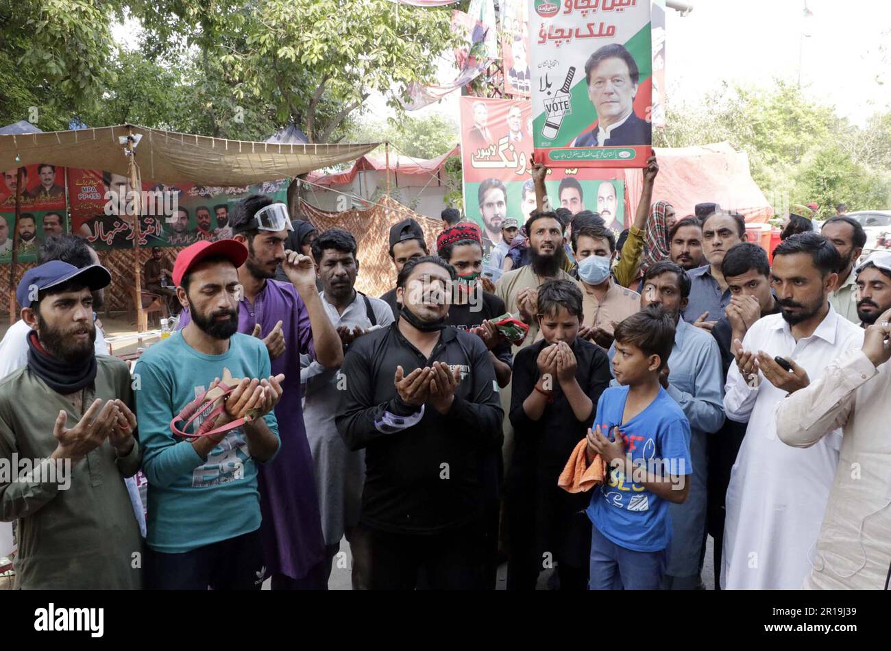 Les activistes de Tehreek-e-Insaf (PTI) offrent vendredi à Dua pour l'Imran Khan, chef PTI pour sa sécurité, au parc Zaman de Lahore, à 12 mai 2023. Banque D'Images