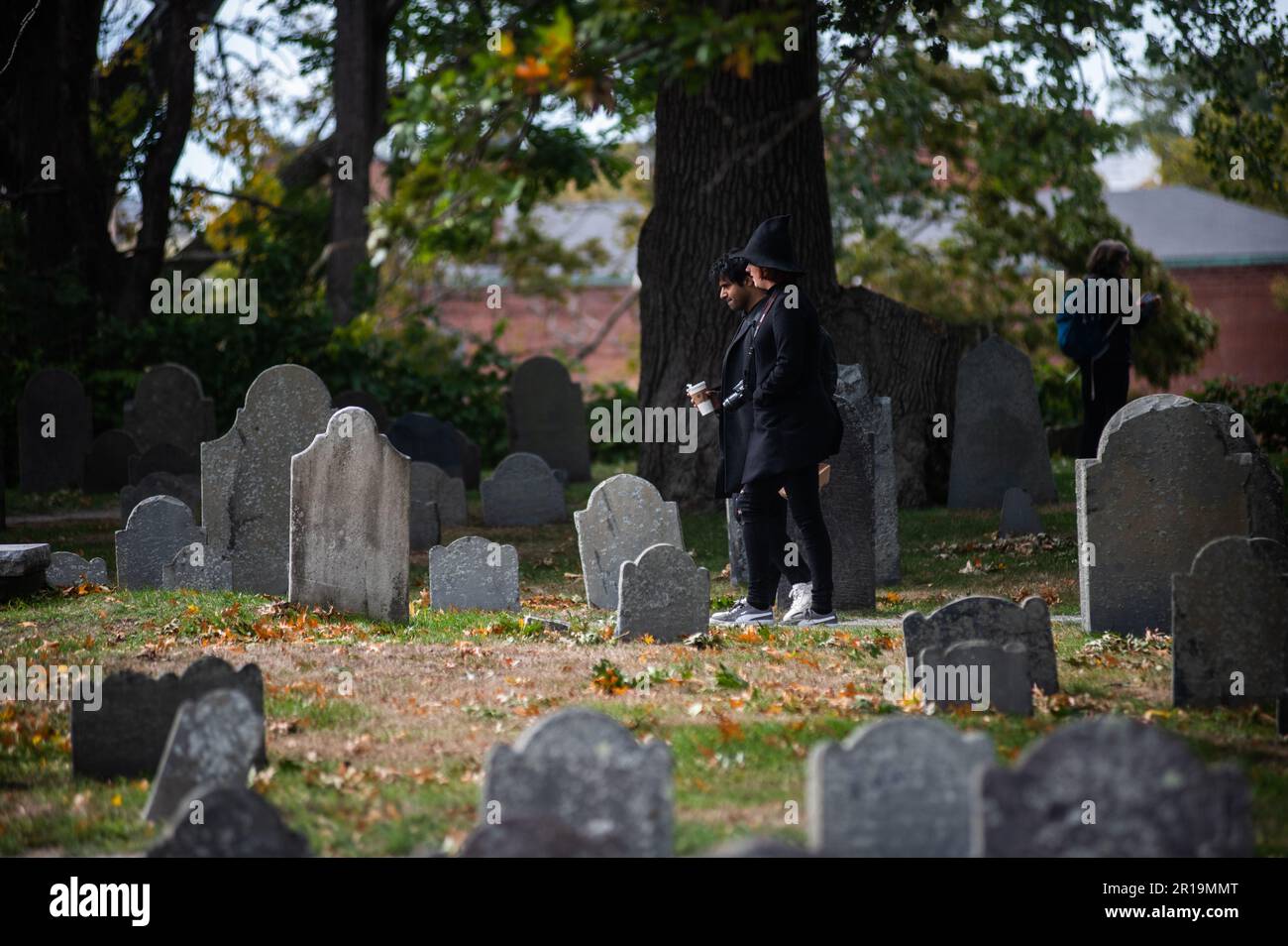 Les touristes passent par le cimetière de la rue de la Charte à Salem, ma le dimanche, 2 octobre 2022. Banque D'Images