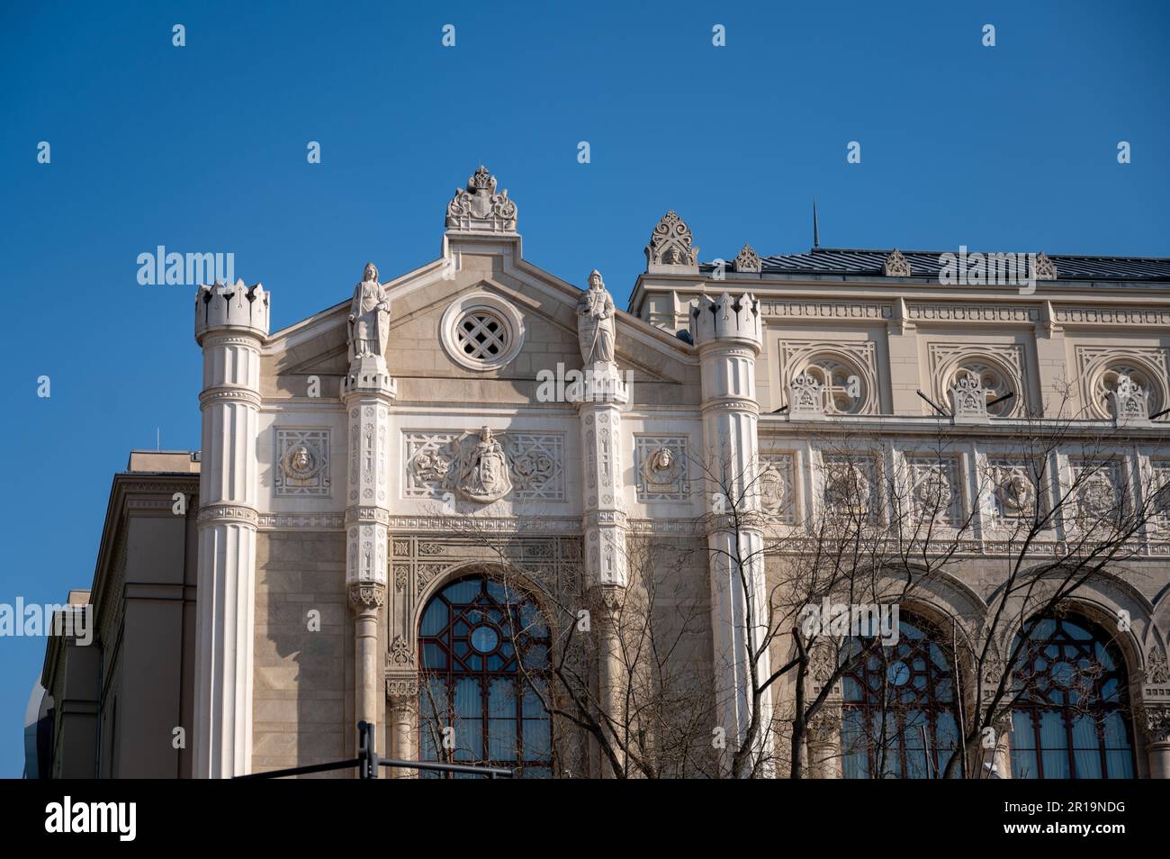 Bâtiment orné sur les rives du Danube à Budapest, Hongrie. Banque D'Images