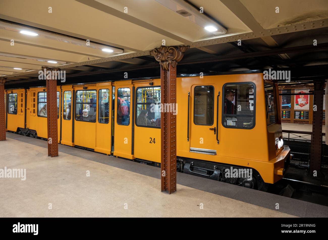Métro jaune à Budapest, Hongrie Banque D'Images