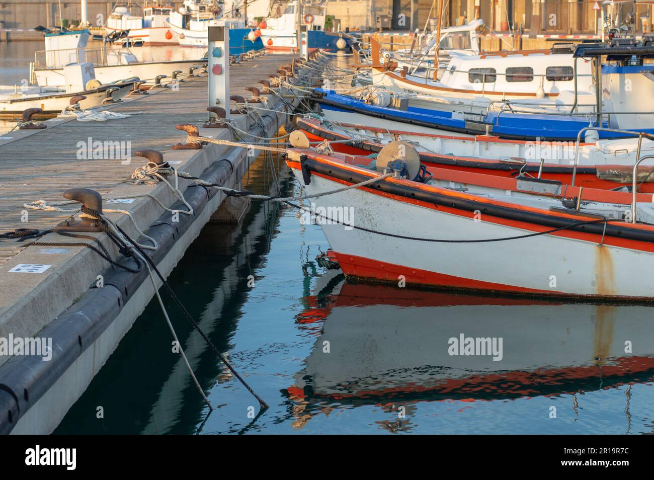 Bateaux de pêche à la sardine amarrés dans le port Banque D'Images