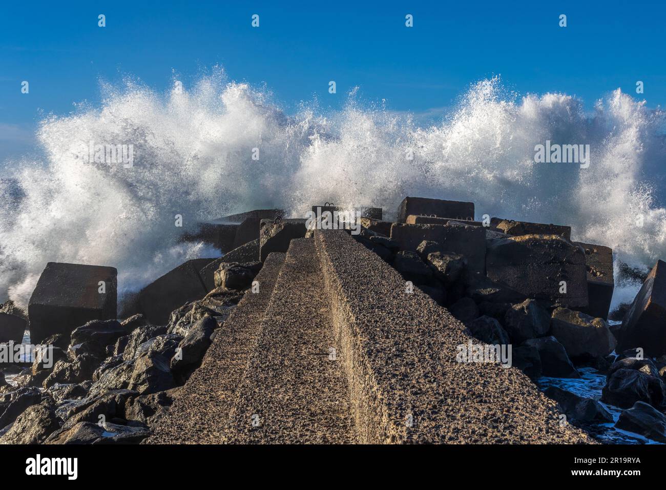 Onde che sbattono sulle rocce Banque D'Images
