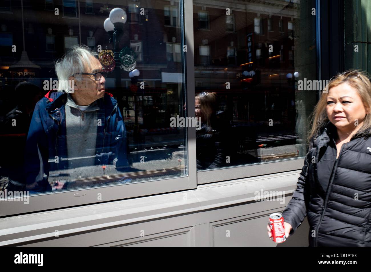 Seattle, États-Unis. 12 avril 2023. Un reflet de la construction près du marché de Pike place. Banque D'Images