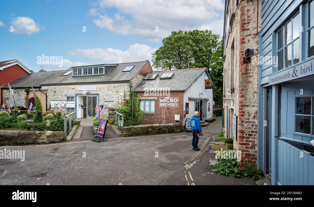 Galeries et boutiques dans le vieux quartier artisanal de la ville de Lyme Regis, Dorset, Royaume-Uni le 7 mai 2023 Banque D'Images