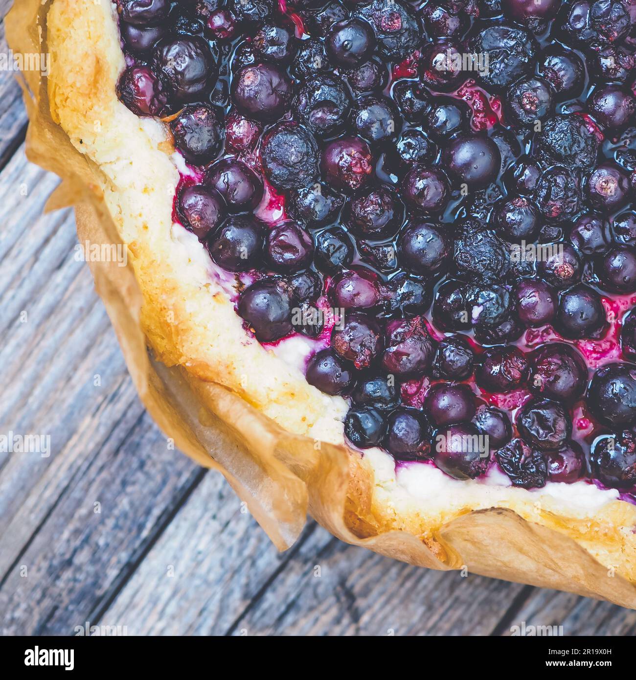 Macro vue de tarte maison ouverte avec des baies d'été sur une table en bois. Vue de dessus. Tarte aux baies. Tarte au cassis fraîchement cuite. Pâtisseries gourmandes Banque D'Images