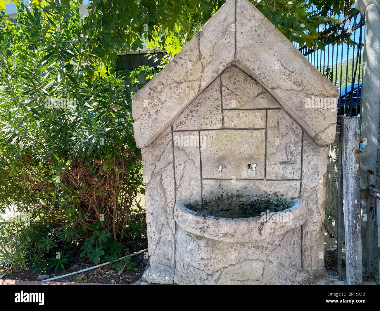 Vieille fontaine à Barcelone, Espagne. Banque D'Images