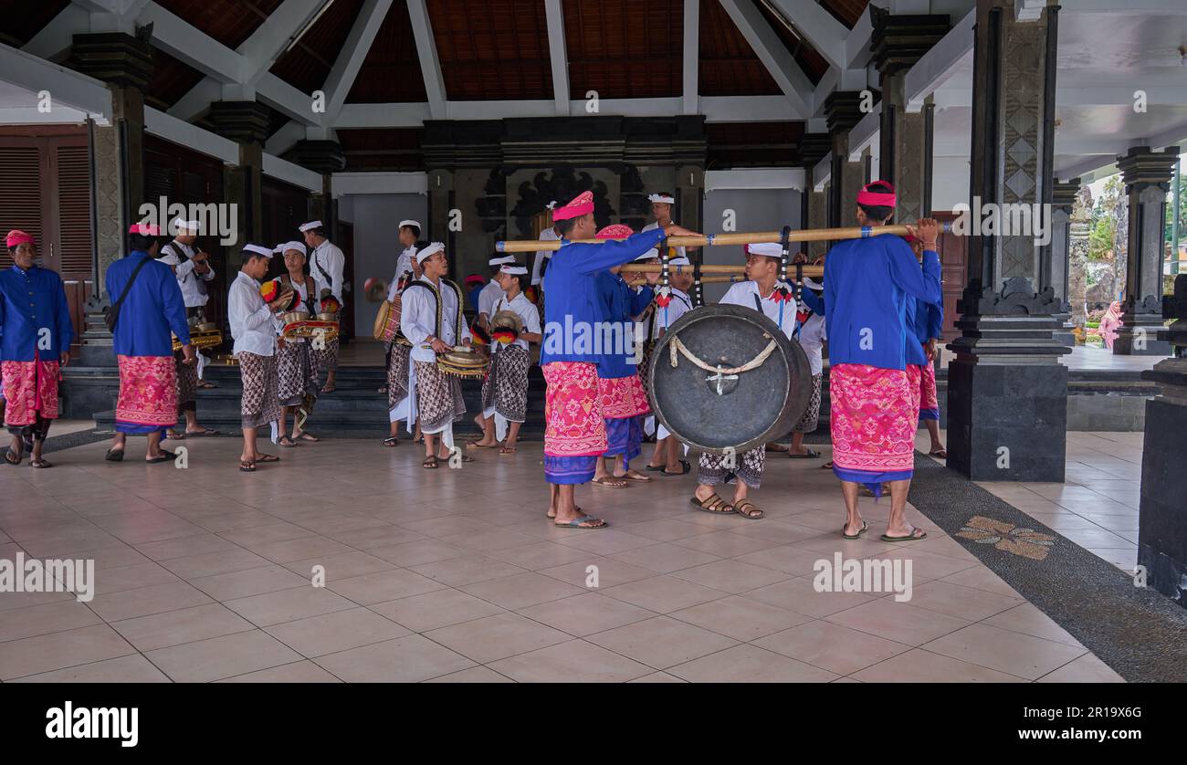 Les Balinais locaux accomplissent leurs prières à Pura Ulun Danu Beratan (Pura Bratan ) qui est un important temple hindou Shaivite à Bali Banque D'Images