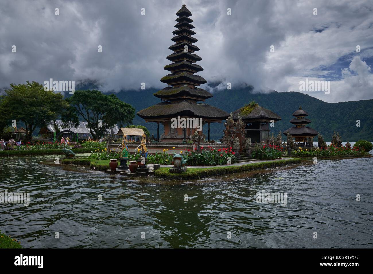 Pura Ulun Danu Beratan (Pura Ulun Danu Bratan ou Pura Bratan ) qui est un important temple hindou Shaivite à Bali sur les rives du lac Bratan Banque D'Images