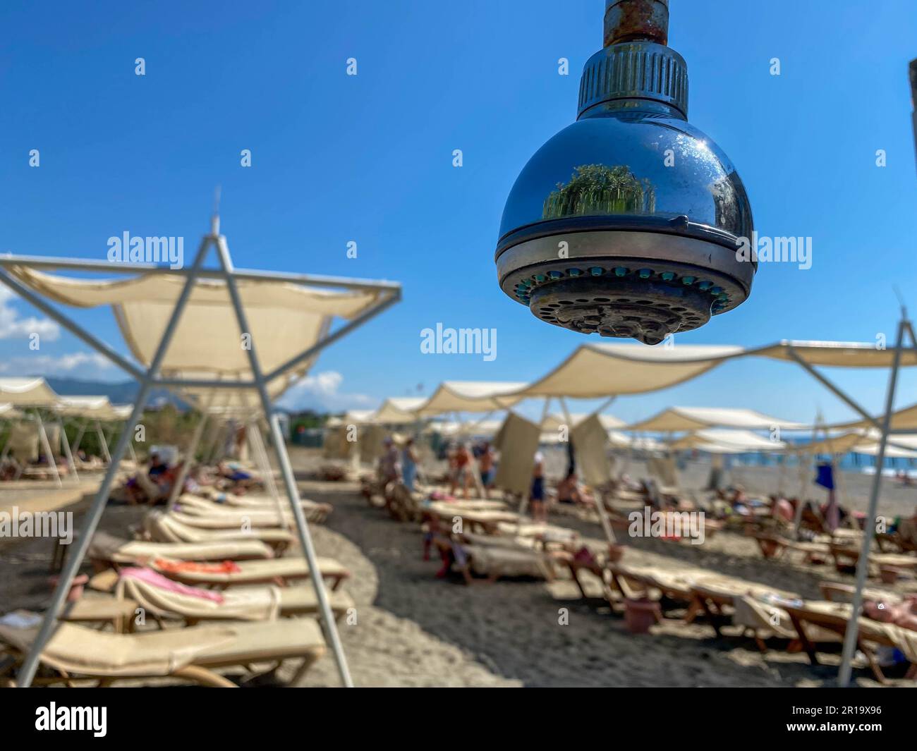 Douche d'été sur la plage à la mer dans un hôtel en vacances dans une station balnéaire tropicale orientale chaude et paradisiaque. Banque D'Images